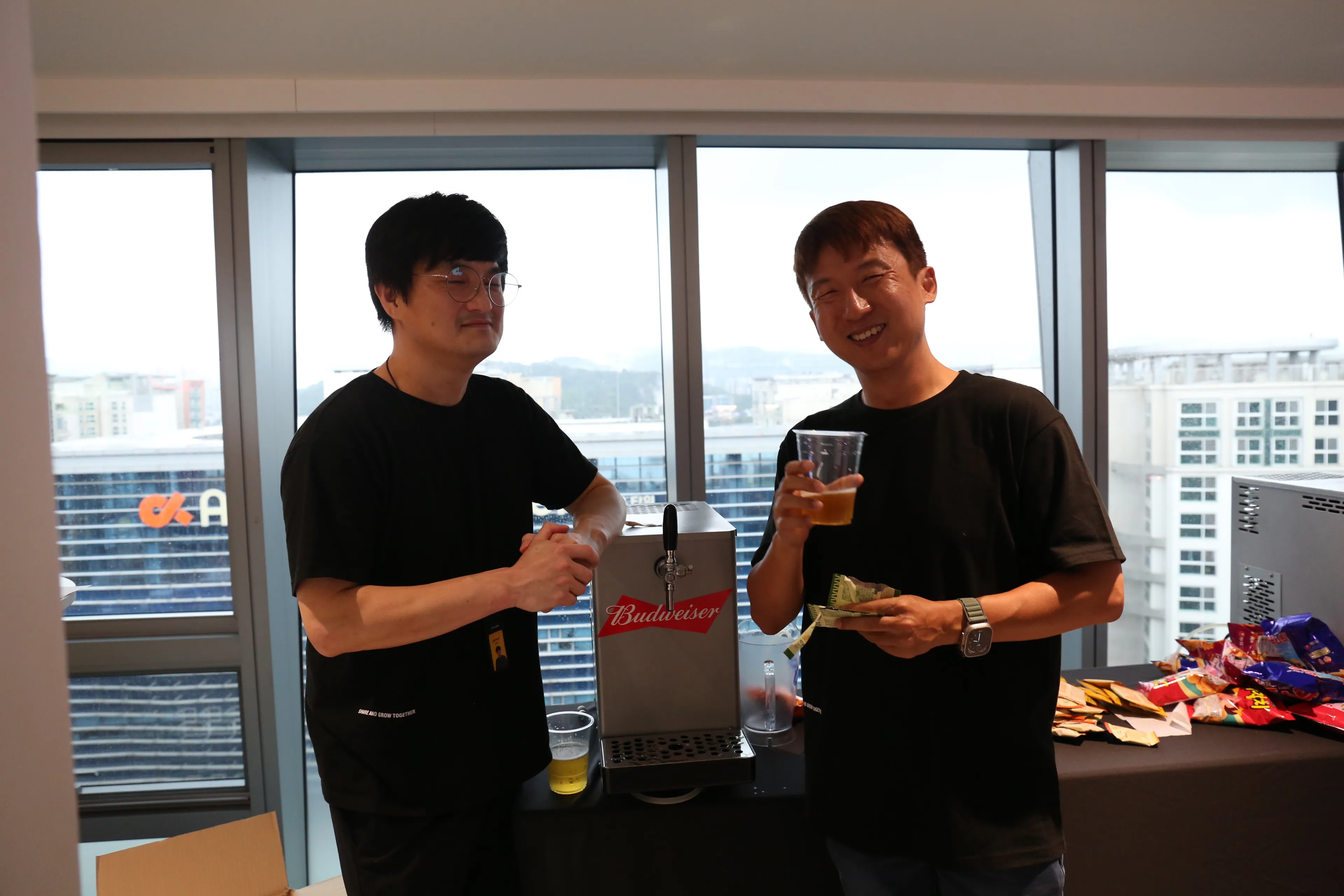 생맥주를 음미하고 있는 제임스와 마틴
