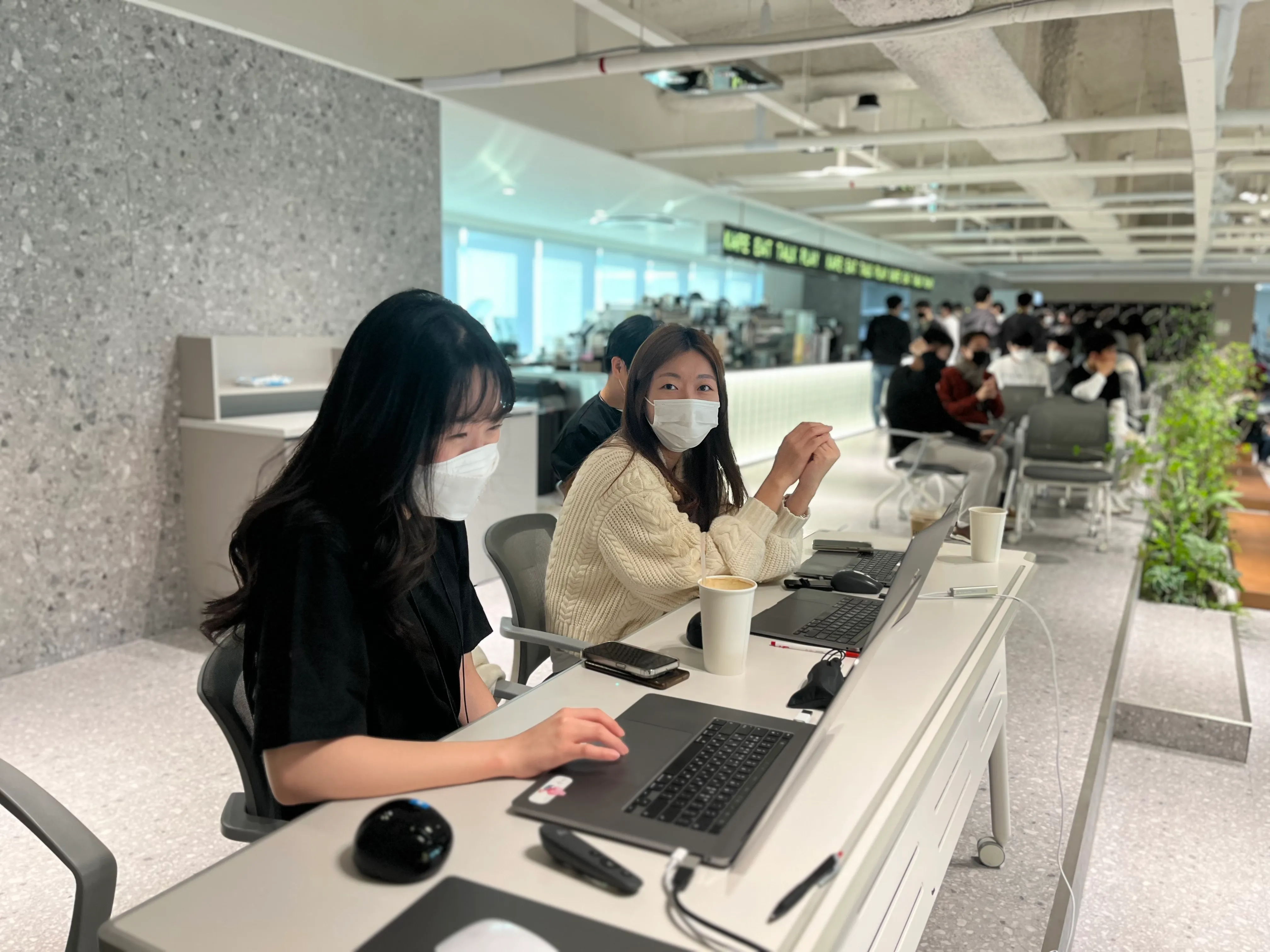 행사 진행에 큰 도움을 준 기술전략팀 조이 & 에린